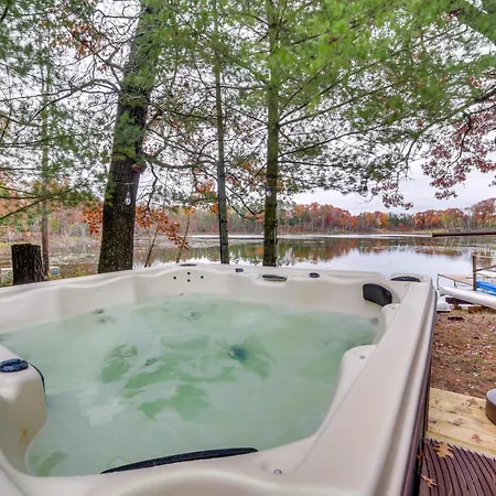 Lakefront Wisconsin Cottage With Dock And Hot Tub!